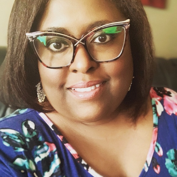 Meet your Posher, Monica - Picture 2 of 3